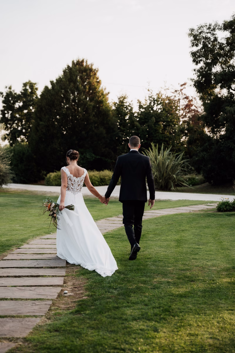 sposi camminano in location matrimonio tenuta serradesca