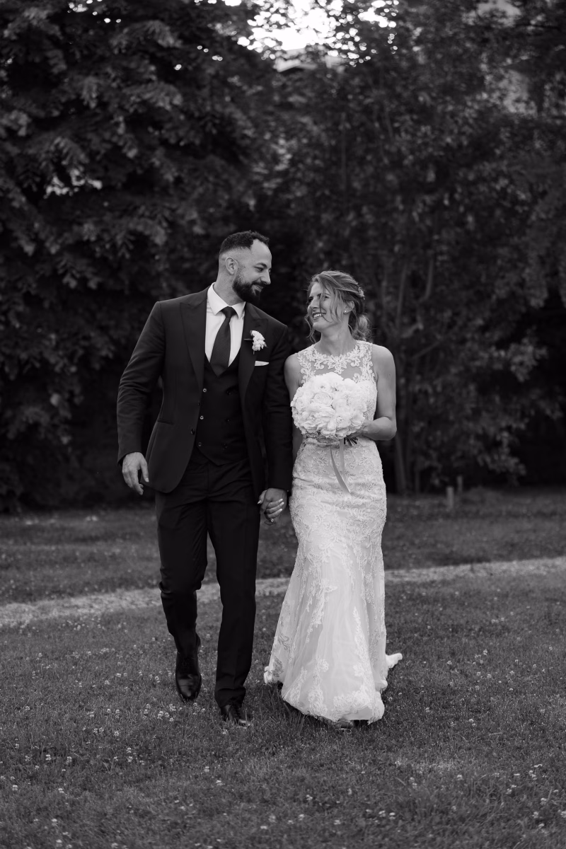 fotografo matrimonio varese - sposi camminano nel prato di villa bossi
