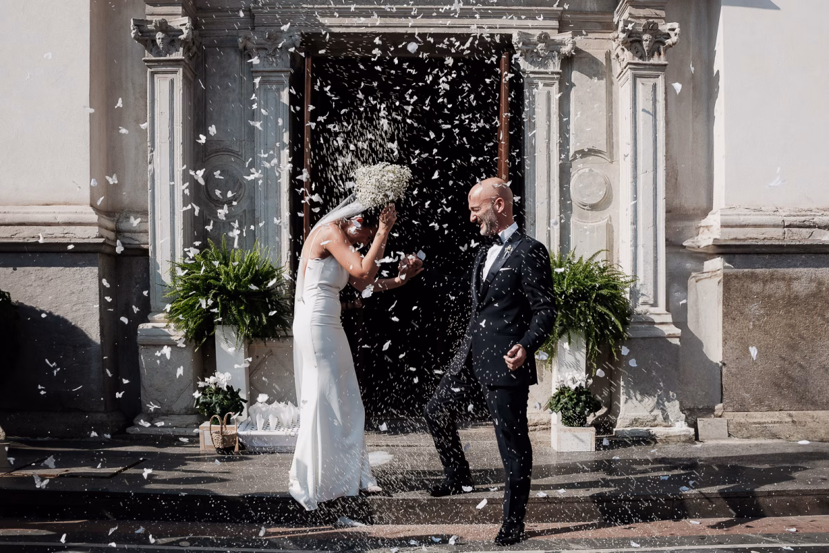 fotografo matrimonio varese - lancio del riso chiesa santa maria di busto arsizio