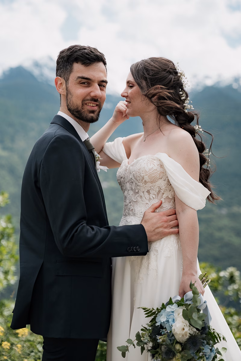 fotografo matrimonio sondrio, ritratto sposi sfondo montagne