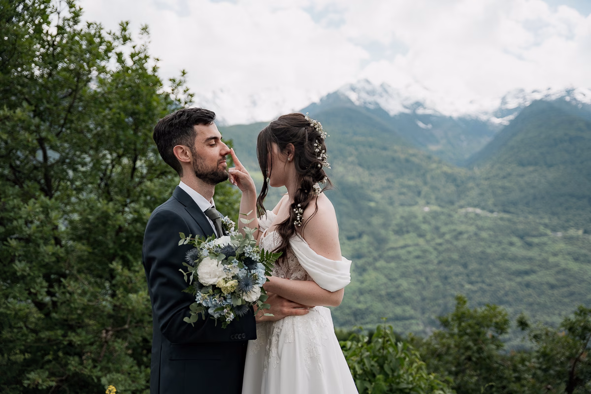 fotografo matrimonio sondrio, ritratto sposi sfondo montagne